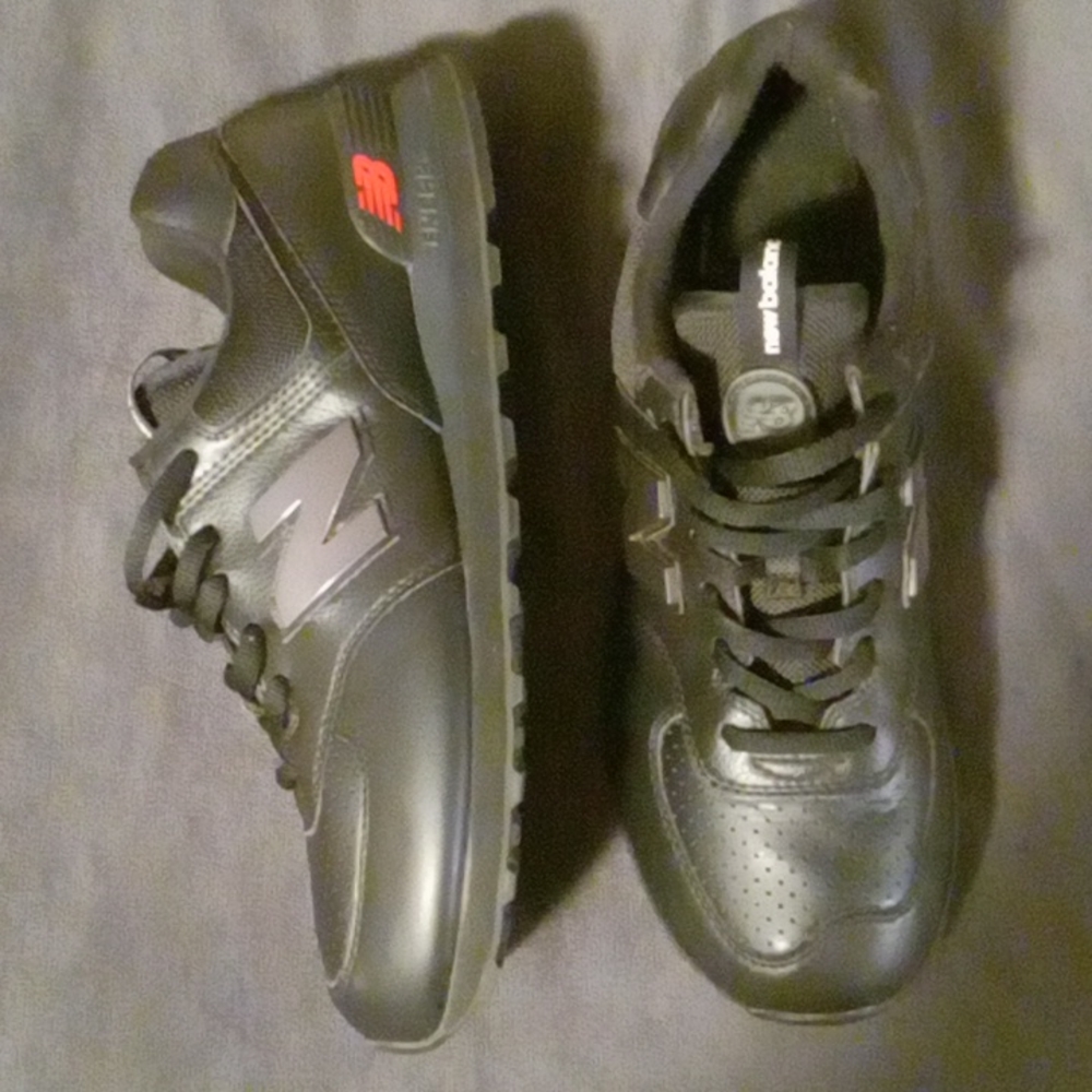 New Balance 574 Black Classics.